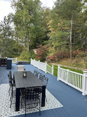 Outdoor dining - 3-bedroom Candlewood Lakeside house (Danbury)