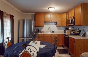 Jääkaappi, mikroaaltouuni, uuni, liesi