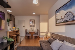 Premium Apartment | Ruang tamu | 43 inci sebuah televisyen pintar dengan digital 