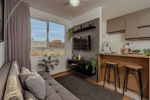 Appartement Prestige | Aire de séjour | Téléviseur connecté de 43 po avec télévision numérique