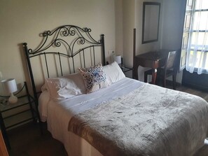 Literie de qualité, décor unique, ameublement unique, bureau