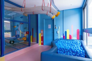 Children's area - Estudio Pinheiros com piscina e academia (São Paulo)