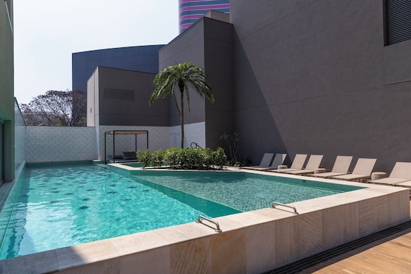 Outdoor pool - Estudio Pinheiros com piscina e academia (São Paulo)