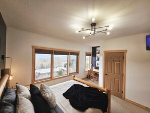 4 bedrooms, desk, iron/ironing board, free WiFi - ❄️⛷️Mountain Escape Ski In/Ski Out, 4 Bdrm/Private hot tub🏂❄️ (Kimberley)