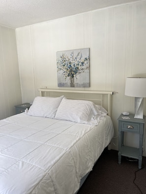 1 bedroom, free WiFi, bed sheets - Sleeping Bear Riverside Cabins - Cabin #4 (Honor)