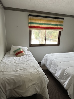 Free WiFi, bed sheets - Sleeping Bear Riverside Cabins - Cabin #2 (Honor)