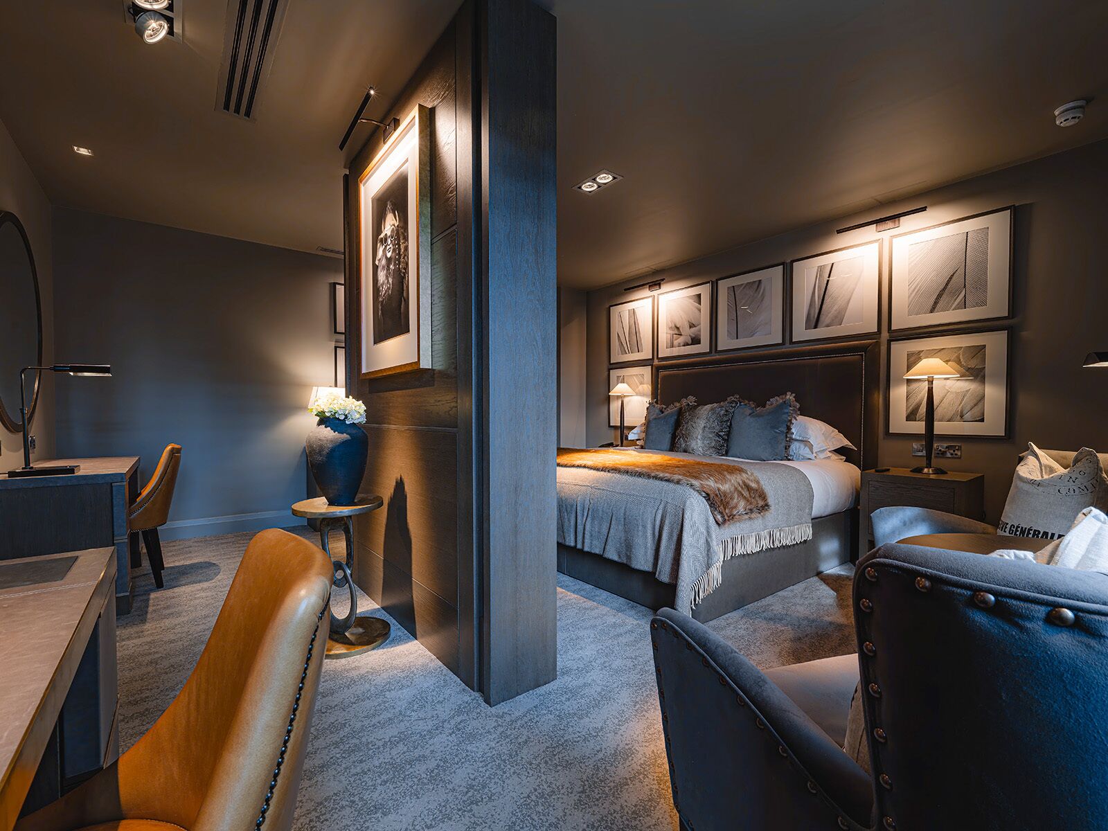 Ropa de cama hipoalergénica y caja de seguridad en la habitación 