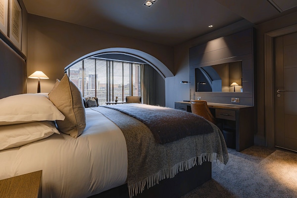 Junior Suite with View | Roupas de cama antialérgicas, cofres nos quartos, escrivaninha