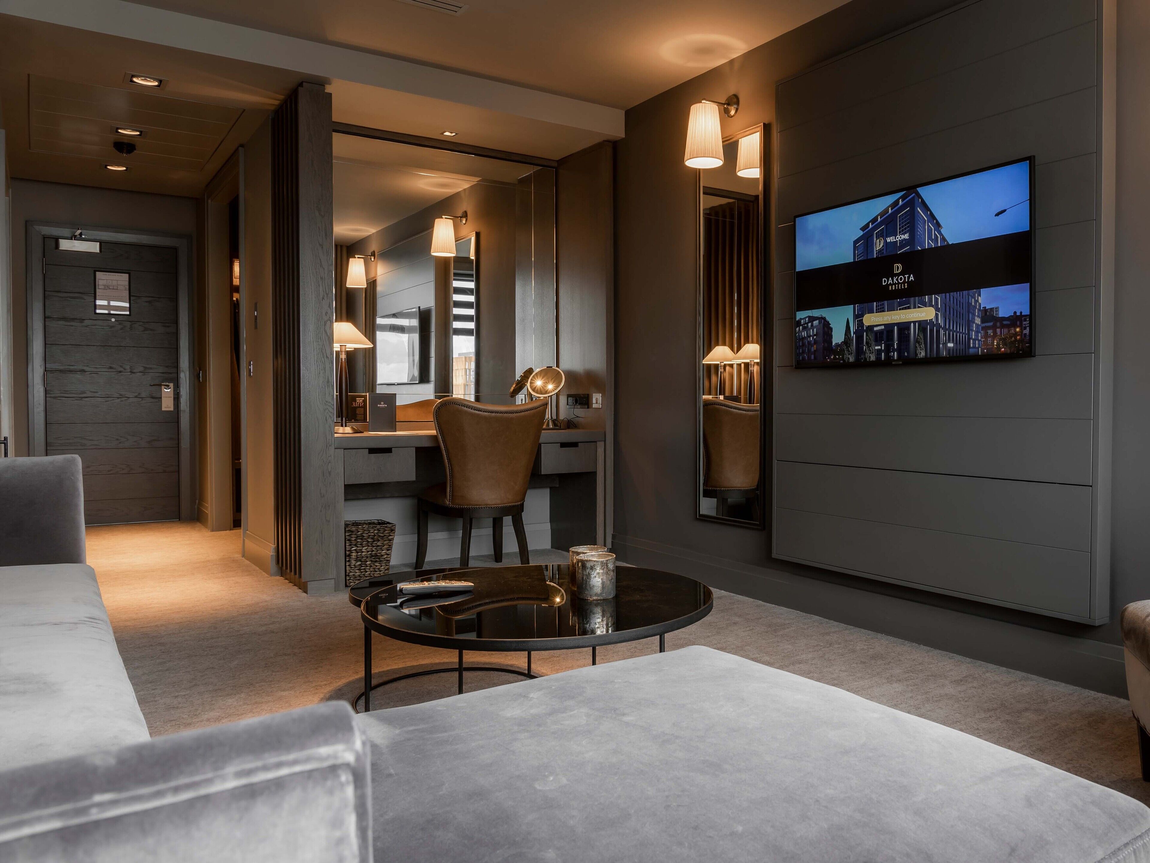 Deluxe Suite | 防过敏的被褥、客房内保险箱、办公桌、遮光窗帘