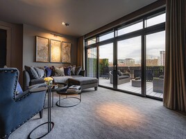 Deluxe Suite | Wohnbereich | 58-Zoll-Smart-TV mit Digitalempfang