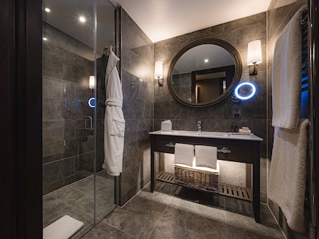 Grand Deluxe Suite | Bathroom | Hair dryer, towels. Dakota Newcastle