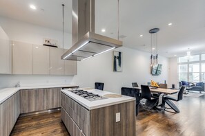 Private kitchen - Posh Italian home with a rooftop terrace in the heart of Houston! (Houston)