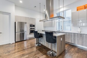 Private kitchen - Posh Italian home with a rooftop terrace in the heart of Houston! (Houston)