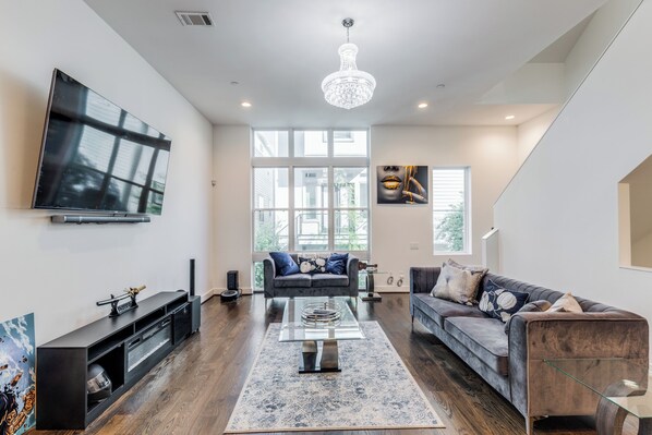 TV, stereo - Posh Italian home with a rooftop terrace in the heart of Houston! (Houston)