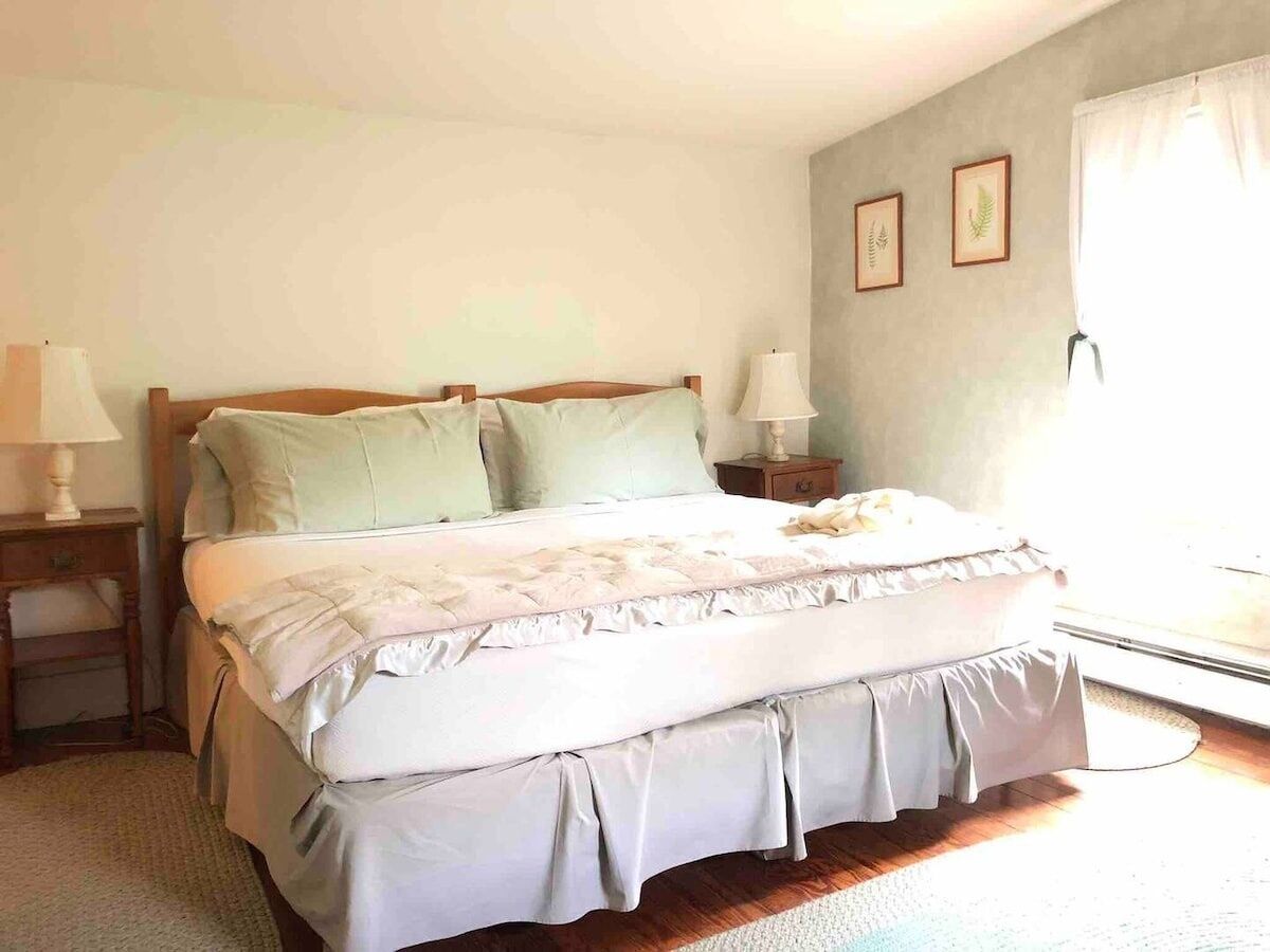 6 bedrooms, iron/ironing board, free WiFi, bed sheets