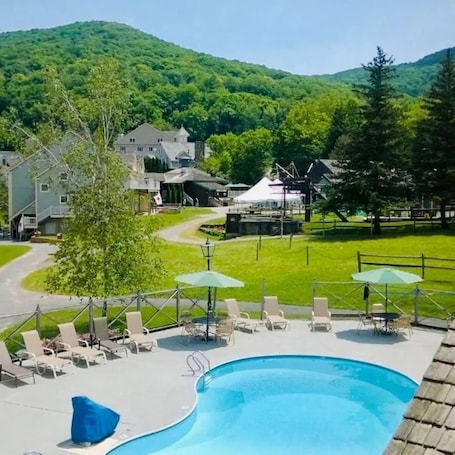 A heated pool. Comfortable Berkshires retreat on mtn resort, SISO