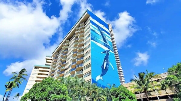 Exterior - NEW RENO 2 apts fit 12! 2 car parking, pool & more (Honolulu)
