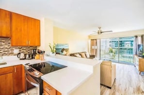 Fridge, microwave, oven, stovetop - NEW RENO 2 apts fit 12! 2 car parking, pool & more (Honolulu)