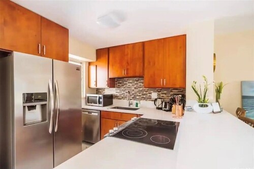 NEW RENO 2 apts fit 12! 2 car parking, pool & more