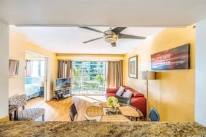 TV - NEW RENO 2 apts fit 12! 2 car parking, pool & more (Honolulu)