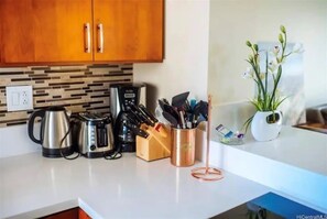 Interior - FREE parking, w pool, surfboard! NEW RENO! Fits 6 (Honolulu)