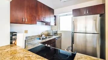 Frigorífico, microondas, horno y placa de cocina