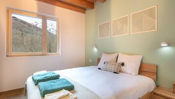 4 bedrooms, iron/ironing board, free WiFi, bed sheets