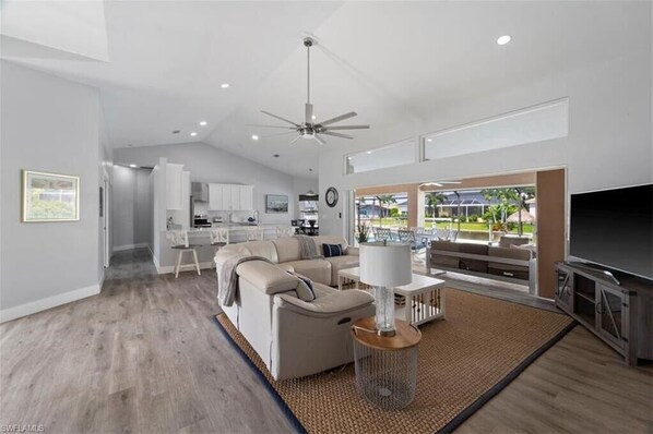 Smart-tv, tafelvoetbal, een tafeltennistafel en boeken