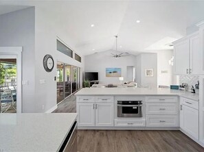 Een koelkast, een microgolfoven, een oven, een kookplaat