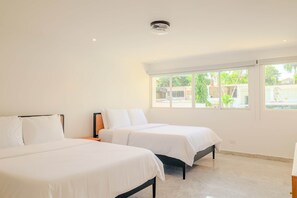 5 bedrooms, iron/ironing board, WiFi, bed sheets