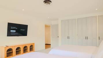 5 bedrooms, iron/ironing board, WiFi, bed sheets