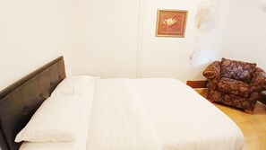 1 bedroom, WiFi, bed sheets - Cozy spacious bedroom with king size bed, only half mile to Rt.95, private bath (New London)