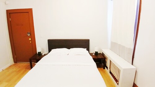 Cozy spacious bedroom with king size bed, only half mile to Rt.95, private bath