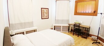 Cozy spacious bedroom with king size bed, only half mile to Rt.95, private bath