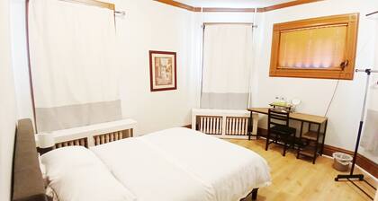 Cozy spacious bedroom with queen bed, only half mile to Rt.95, exclusive bath