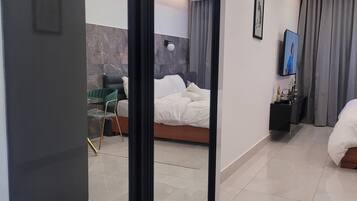 Luxe studio, uitzicht op de stad | Een strijkplank/strijkijzer, gratis wifi