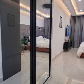 Luxury Studio, City View | Iron/ironing board, free WiFi - RT PROPERTIES AT KASS TOWERS (Accra)