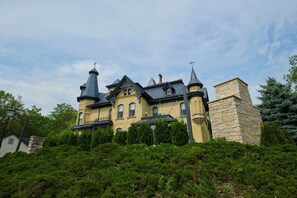 Exterior - Mon Bijou (Oconomowoc)