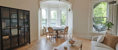 Coin salon dans le hall