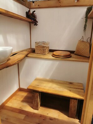 مجففات شعر، مناشف، صابون، ورق حمّام