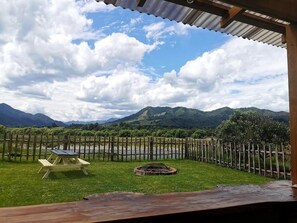 Outdoor dining - Riverside Bedford Bus with stunning valley views. (Murchison)
