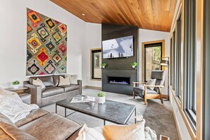 Smart TV, fireplace