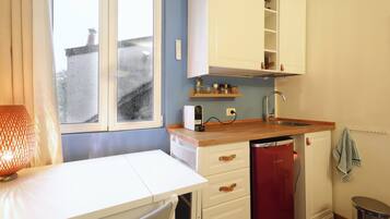 Kühlschrank, Herdplatte, Wasserkocher mit Kaffee-/Teezubehör