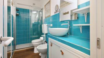 Dusche, Haartrockner, Bidet, Handtücher