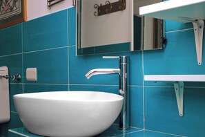 Dusche, Haartrockner, Bidet, Handtücher