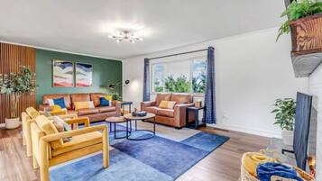 Älytelevisio, takka, pöytätennispöytä, stereot