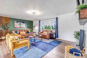 Smart TV, fireplace, ping pong, stereo