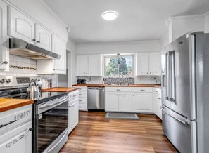 Een koelkast, een microgolfoven, een oven, een kookplaat