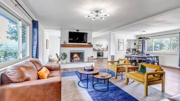 Älytelevisio, takka, pöytätennispöytä, stereot