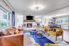 Smart TV, fireplace, ping pong, stereo